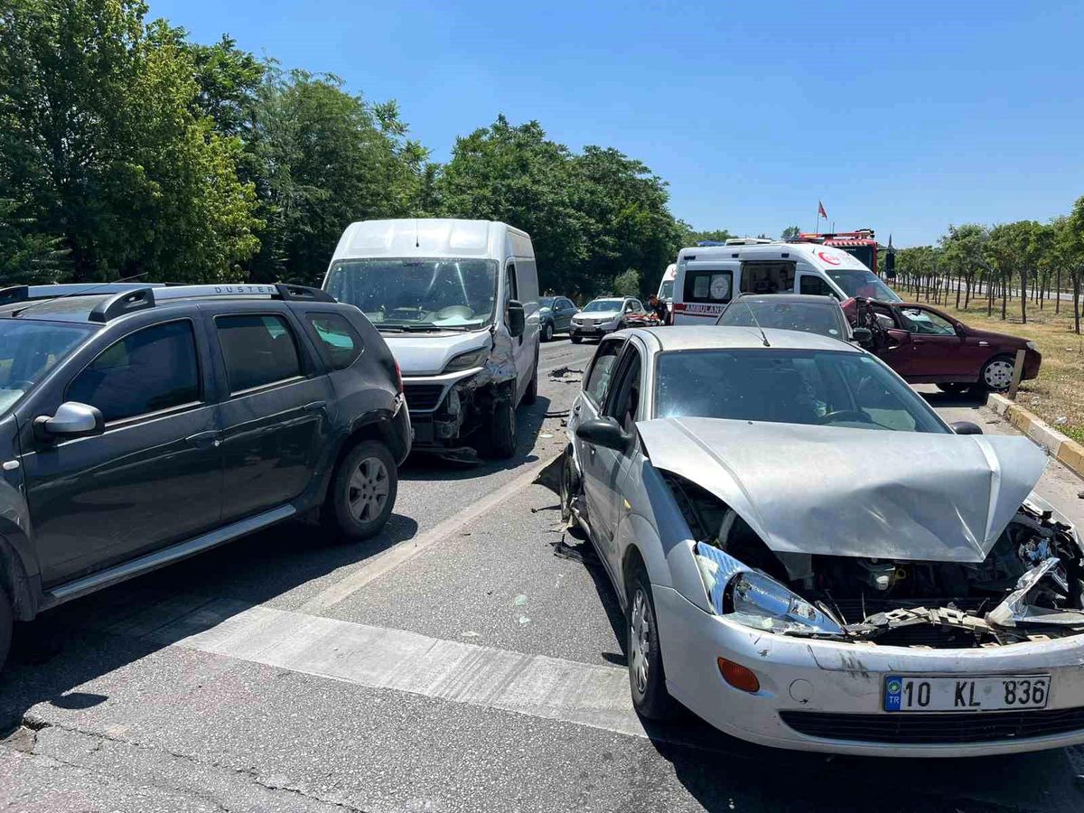 Balıkesir-Bursa kara yolunda meydana gelen zincirleme trafik kazası