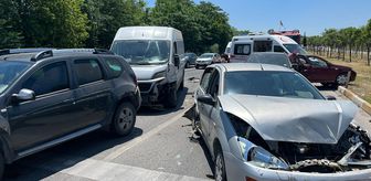 Balıkesir'de 6 aracın karıştığı zincirleme trafik kazasında 2 kişi yaralandı