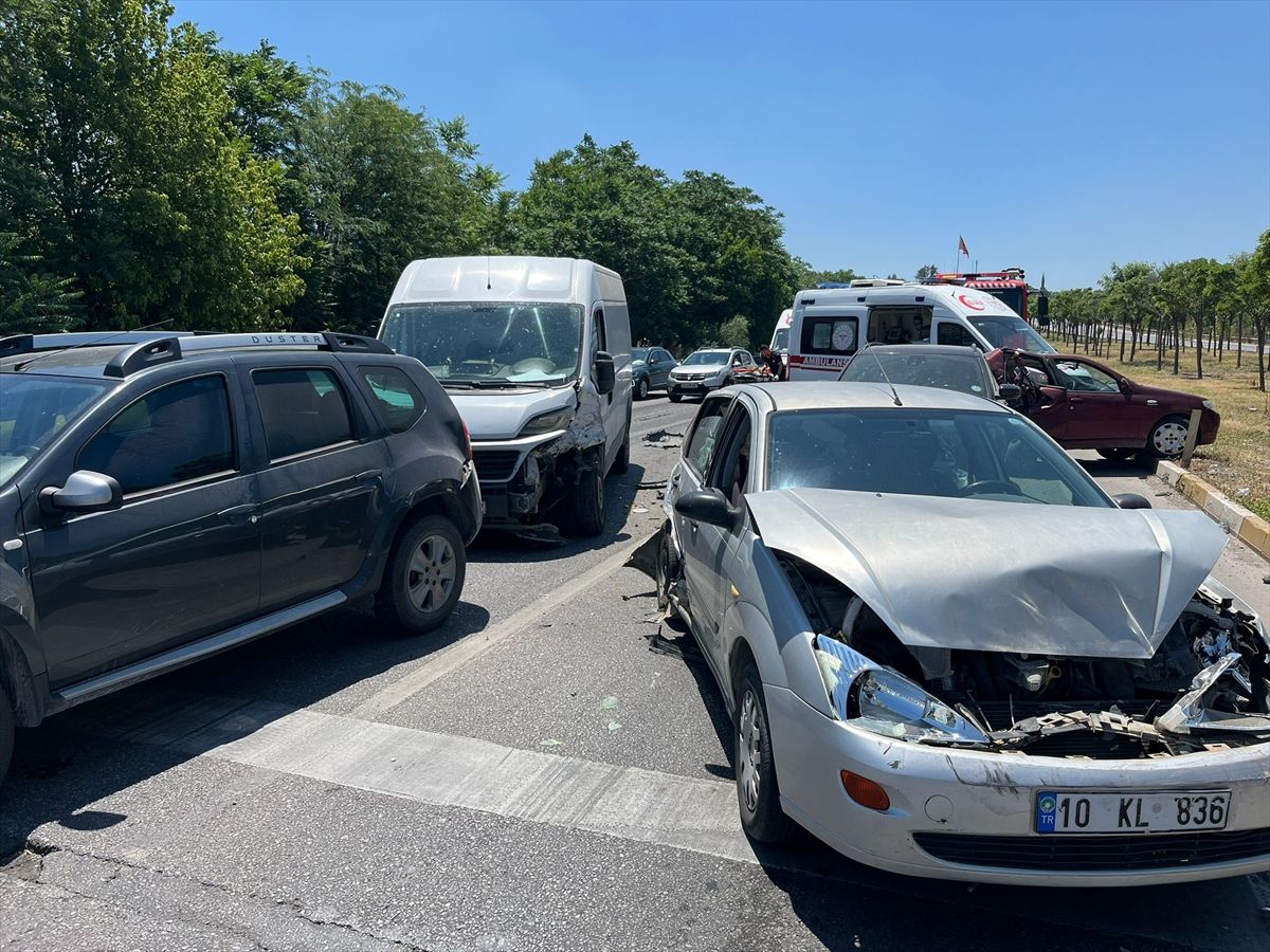 Balıkesir'de 6 aracın karıştığı zincirleme trafik kazasında 2 kişi yaralandı