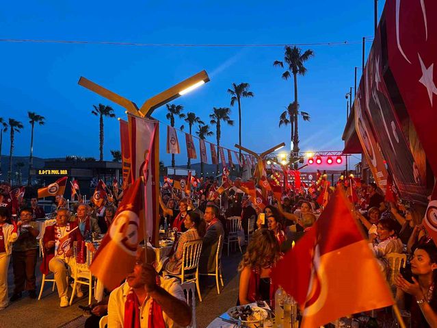Bandırma'da Galatasaray'ın 26. şampiyonluğu coşkuyla kutland