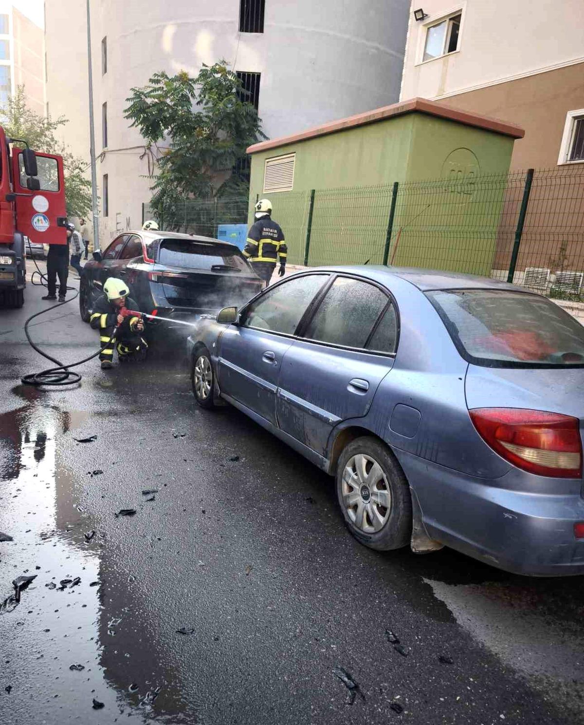 Batman'da park halindeki otomobilde çıkan yangın söndürüldü