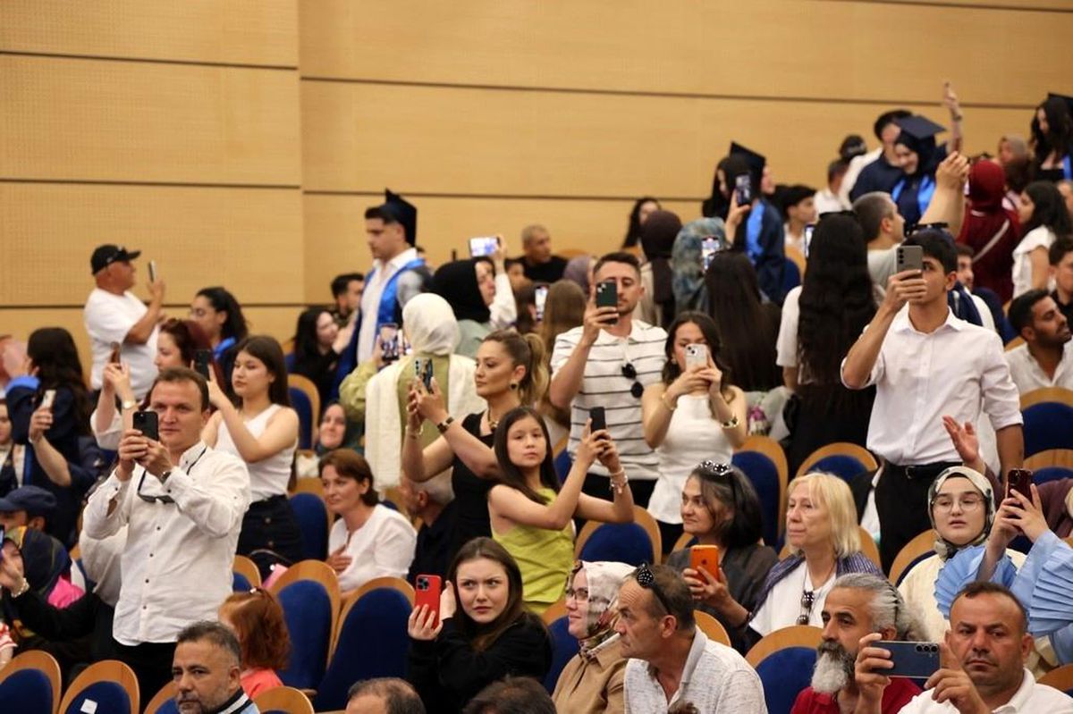 BEUN Ahmet Erdoğan Sağlık Hizmetleri MYO’da Coşkulu Mezuniyet Töreni