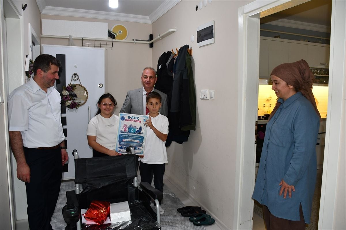 Bilecik'te 'E-Atık Hayra Katık' projesiyle engelli öğrencilere tekerlekli sandalye alındı