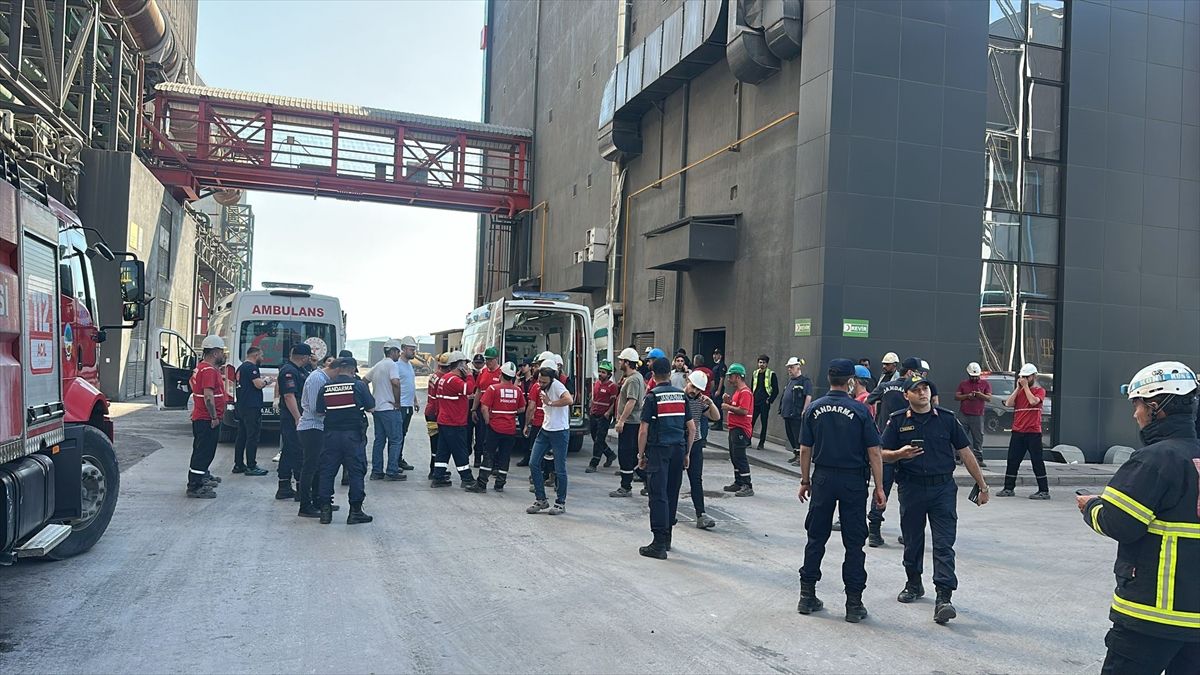 Bilecik'teki çelik fabrikasında meydana gelen patlamada 3 kişi yaralandı