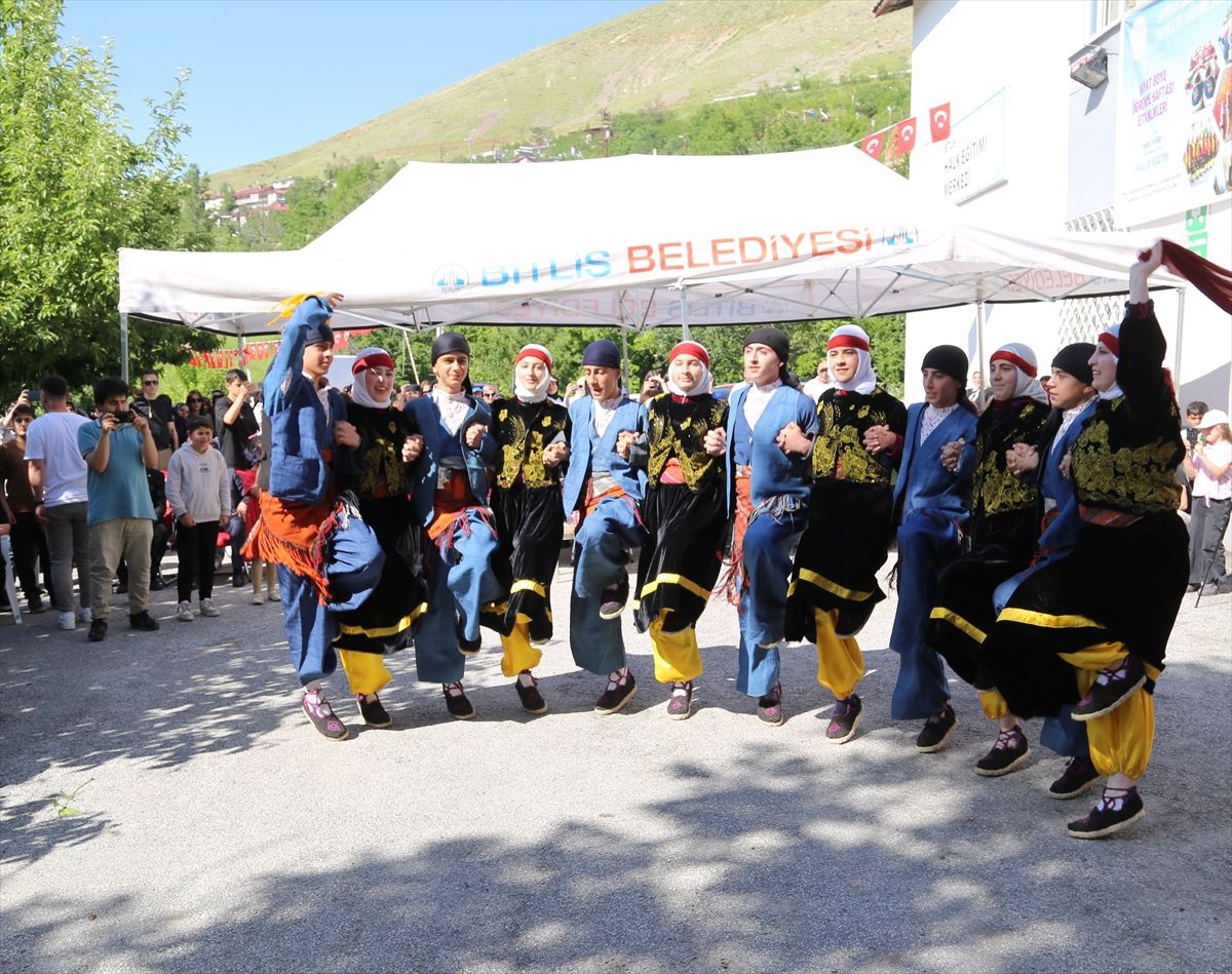 Bitlis'te Hayat Boyu Öğrenme Haftası kapsamında Halk Eğitim Merkezi kursiyerlerinin el emeği ürünlerinin sergilendiği bir fotoğraf.
