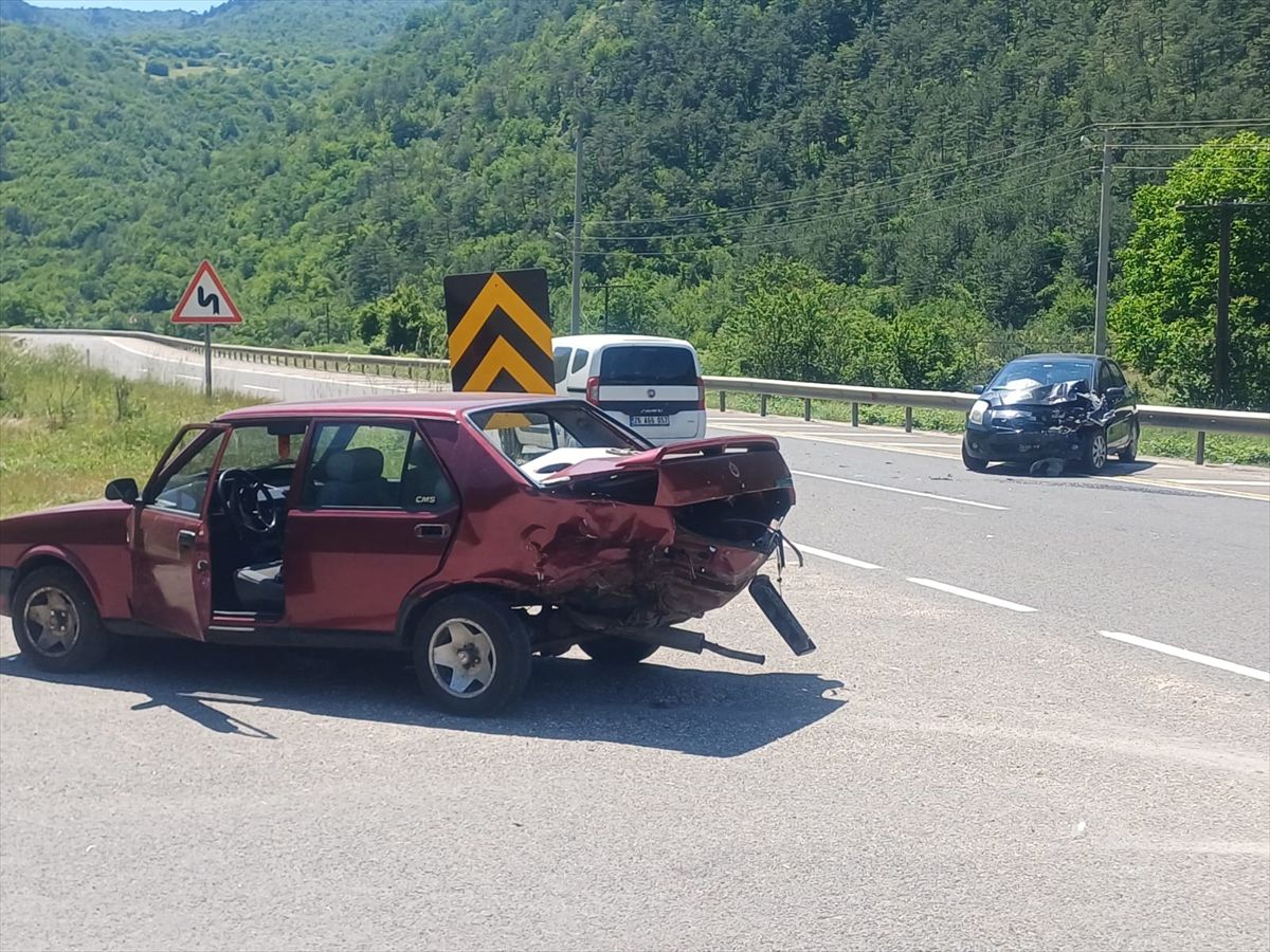 Bolu'da iki otomobilin çarpıştığı kazada 1 kişi öldü, 1 kişi yaralandı