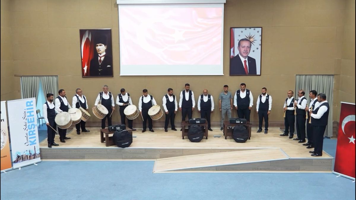 Bozkırın Abdalları topluluğunun A Milli Futbol Takımı için bestelediği 'Al Bayrağım Göklerde' marşını temsil eden bir görsel.