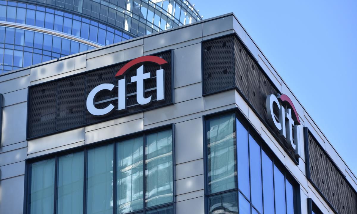 Citigroup logosu ve finansal grafikler