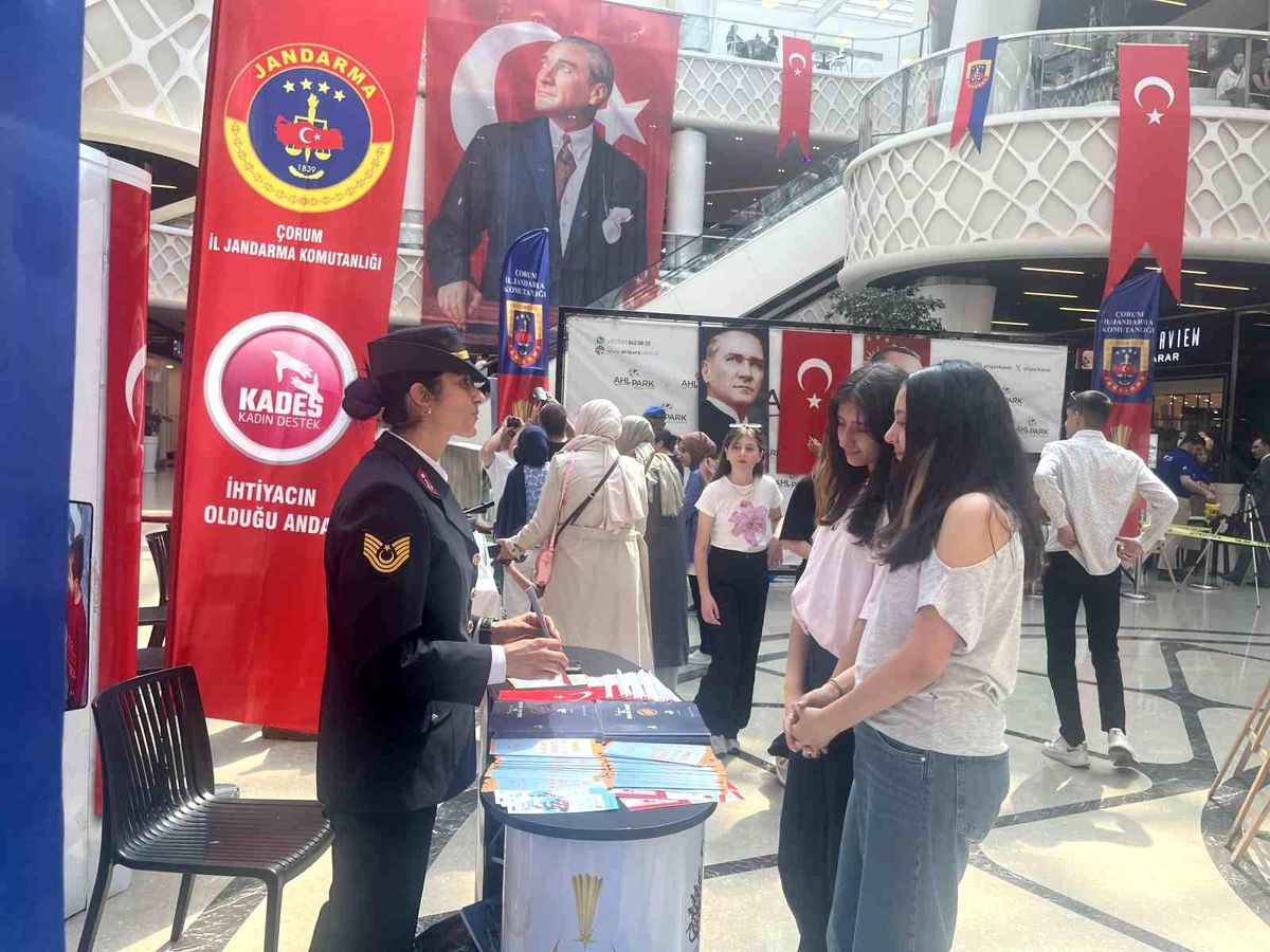 Çorum'da Jandarma stantlarına vatandaşlardan büyük ilgi