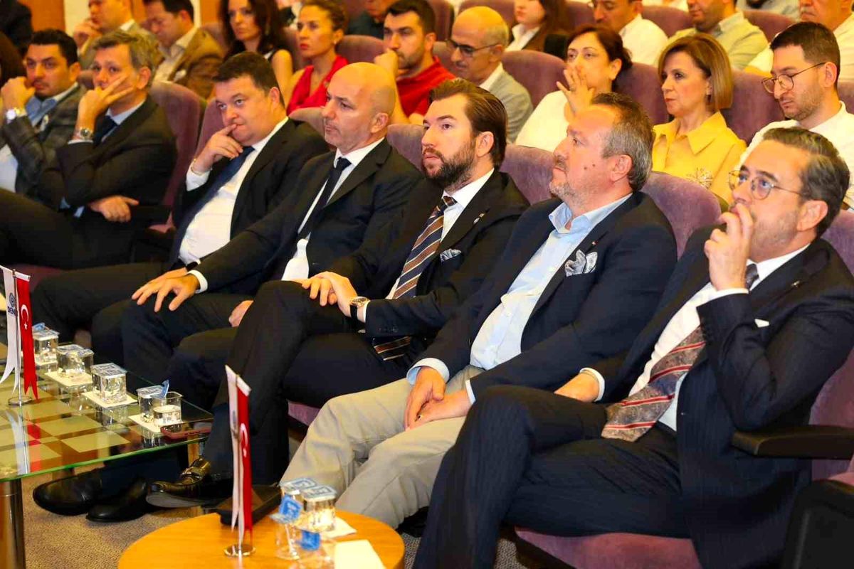 Denizli'de ihracatçılar ve finans dünyasının önde gelen isimlerinin katıldığı bir toplantıdan genel görünüm.