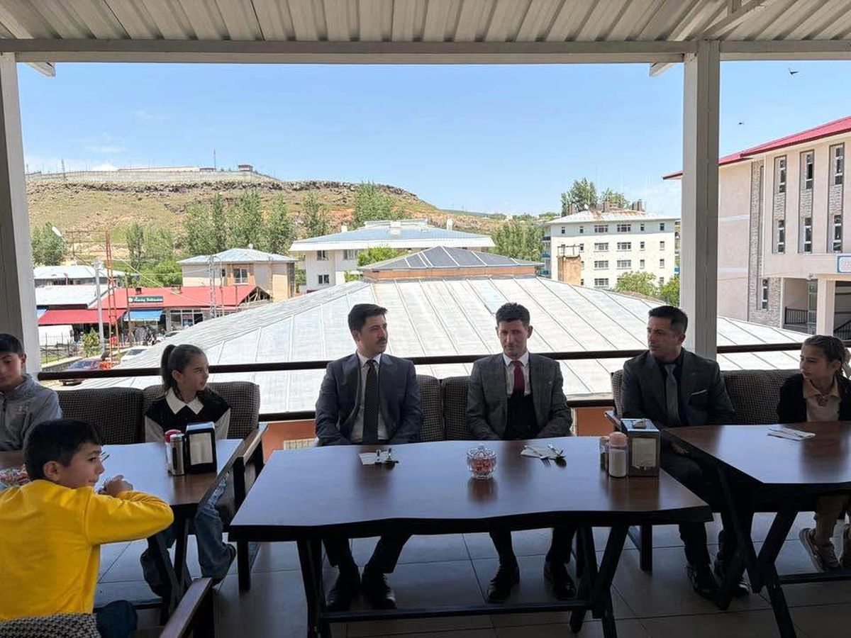 Digor Kaymakamı Ahmed Tayyib Kahraman'dan minik tiyatroculara anlamlı destek