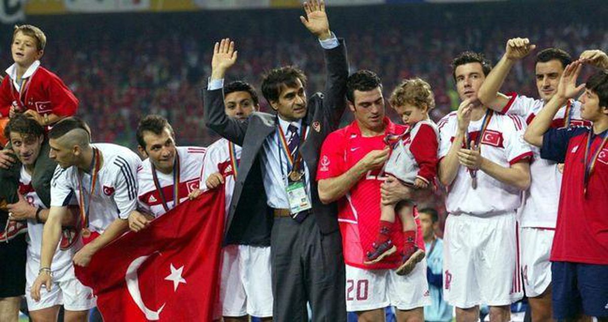 Türk Milli Futbol Takımı oyuncuları 2002 Dünya Kupası'nda sevinirken