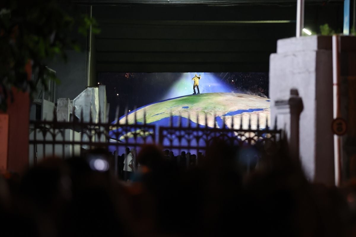 Kanye West, Tiflis'te 70 bin kişilik konserinde sahne alırken