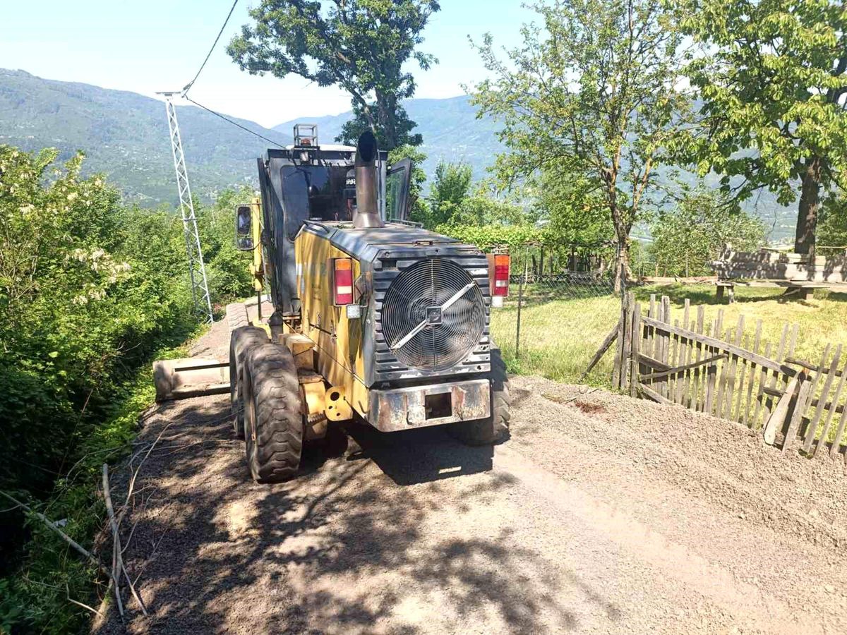 Düzce'de köy yollarında çalışmalar sürüyor