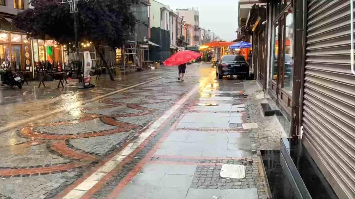 Edirne'de yağmura yakalanan vatandaşlardan ilginç çözüm