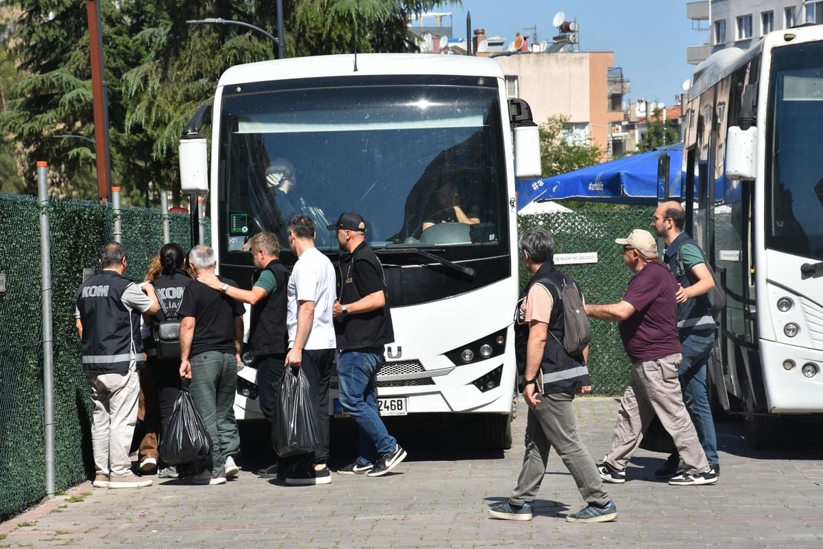 Ege Üniversitesi'nde ihale usulsüzlüğü soruşturması kapsamında adliyeye sevk edilen şüpheliler.