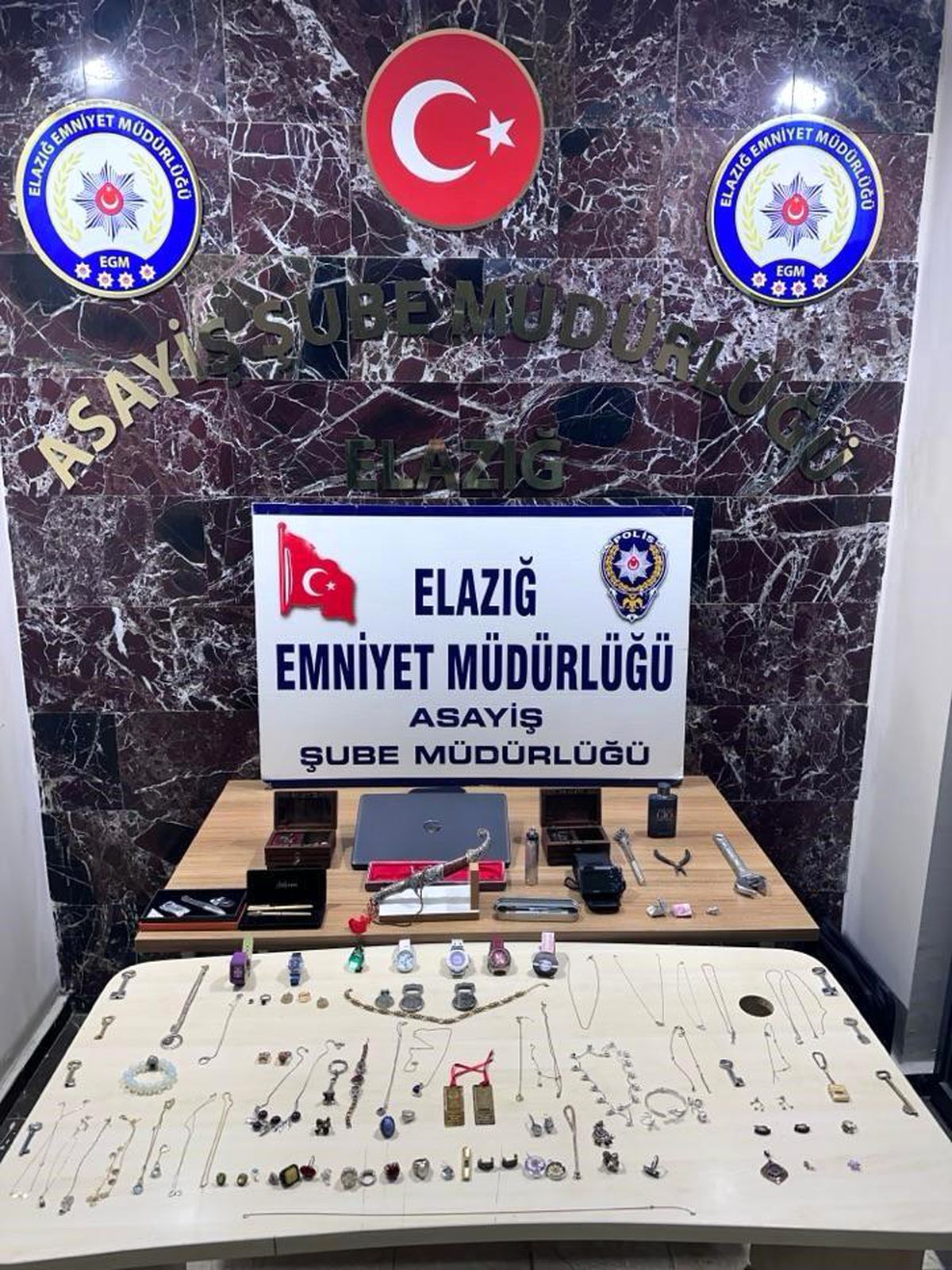 Elazığ'da 7 milyon liralık ziynet eşyası çalan 4 şüpheli tutuklandı