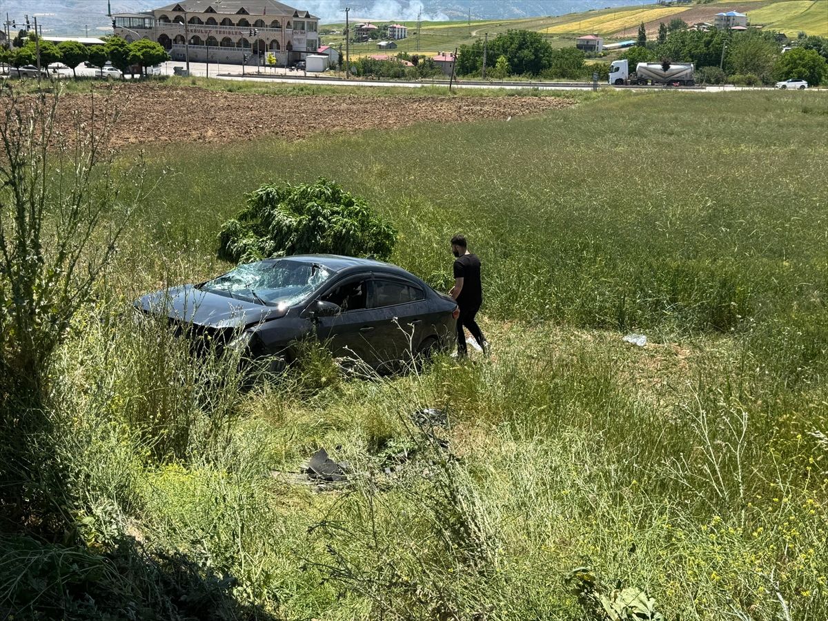 Elazığ'da trafik kazası sonrası şarampole devrilmiş otomobil