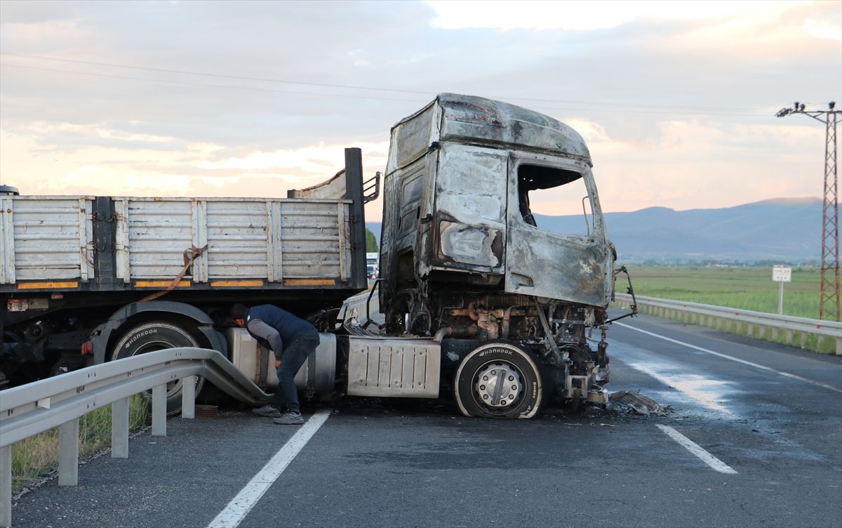 Erzurum'da bariyerlere çarpan tır alev aldı