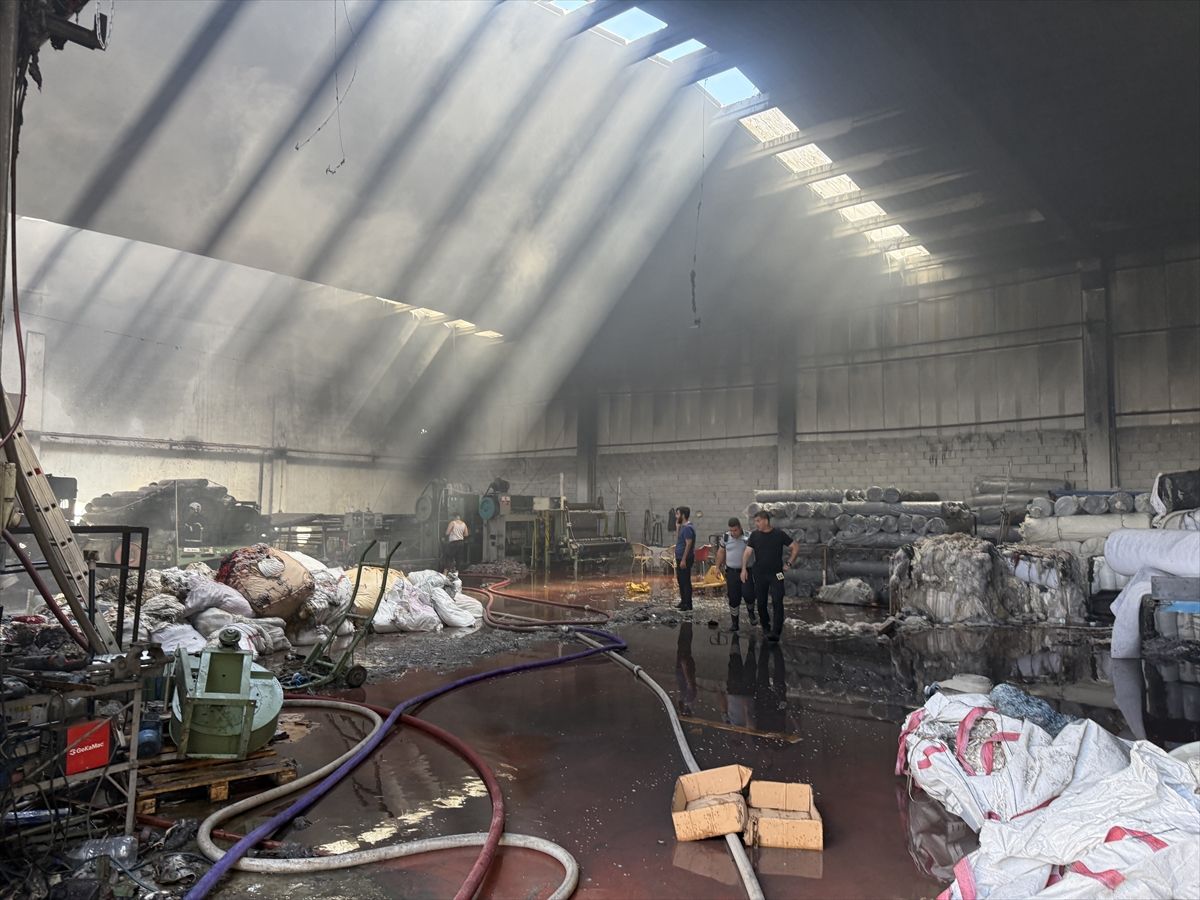Gaziantep'te tekstil fabrikasında çıkan yangın söndürüldü.