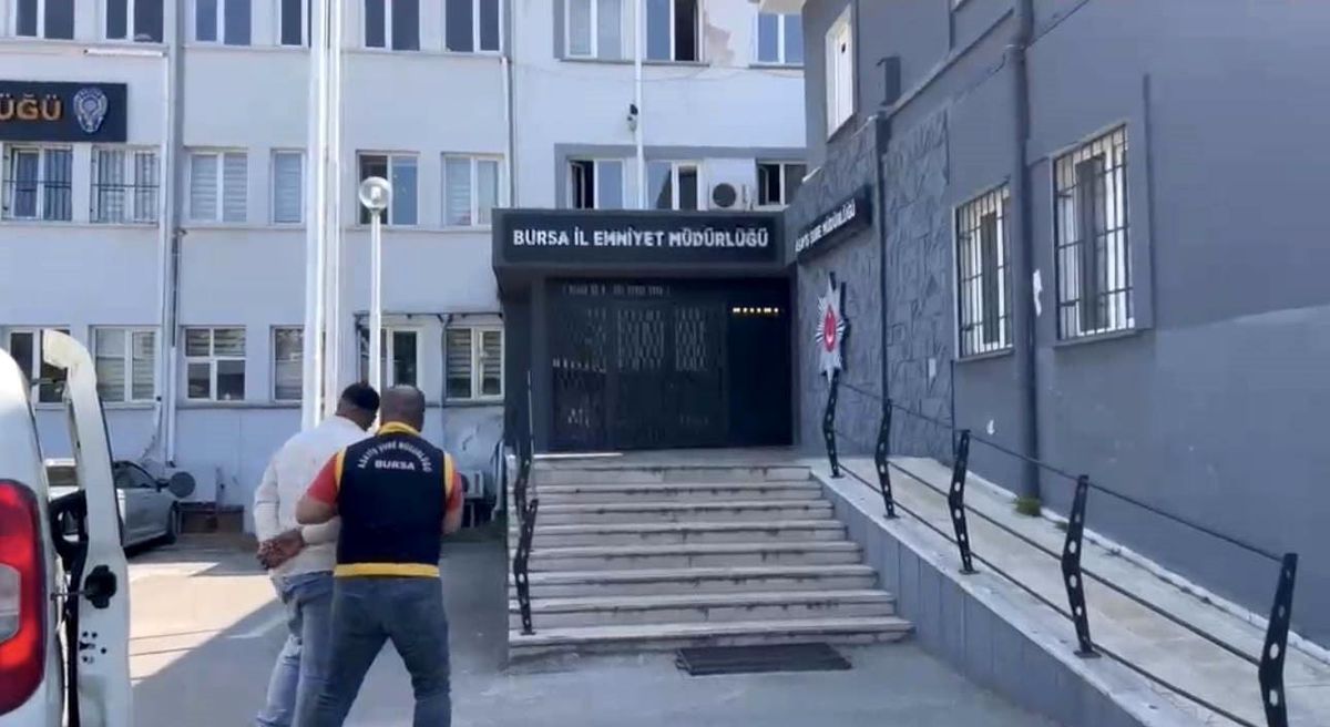Bursa'da sokak ortasında silahlı saldırı sonrası polis ekiplerinin şüpheliyi yakalama anı.