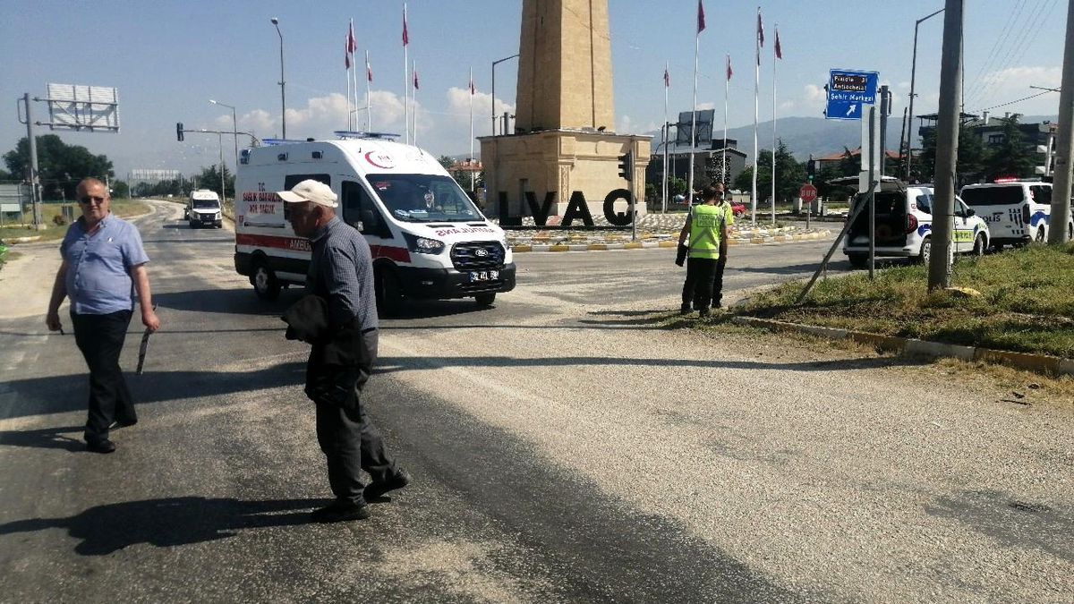 Isparta'da ticari araç ile otomobil çarpıştı: 1 yaralı