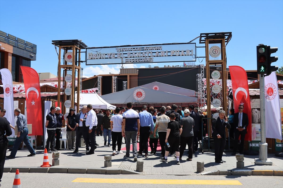 İşyurtları Kurumu Ürün ve El Sanatları Fuarı Erzincan'da açıldı