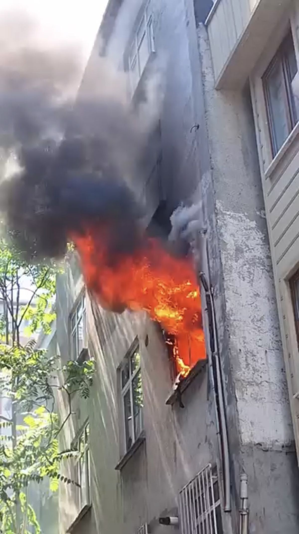 Kağıthane'de derin dondurucudan çıktığı iddia edilen yangında daire kullanılamaz hale geldi