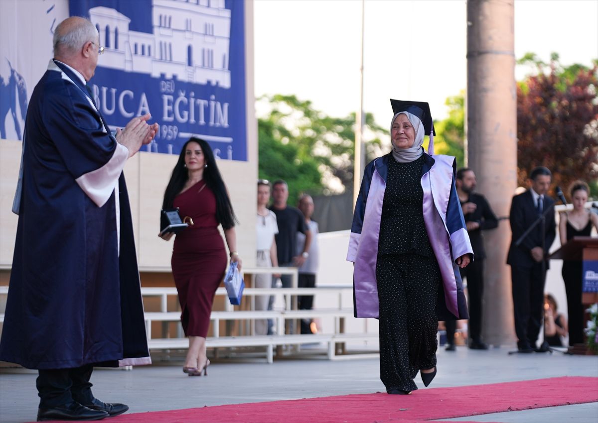Kanser nedeniyle ara verdiği üniversiteden 38 yıl sonra birincilikle mezun oldu