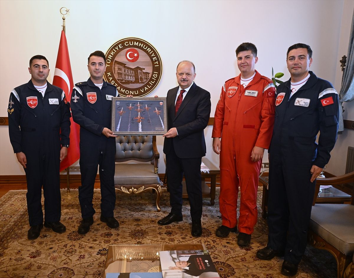Kastamonu Valisi Dallı, Türk Yıldızları ekibiyle bir araya geldi