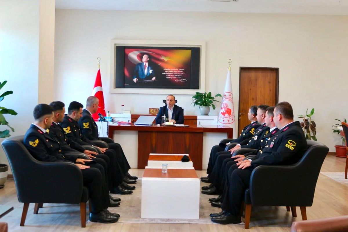 Çine Kaymakamı Ali Erdoğan, İlçe Jandarma Komutanlığı personelini makamında ağırlıyor.