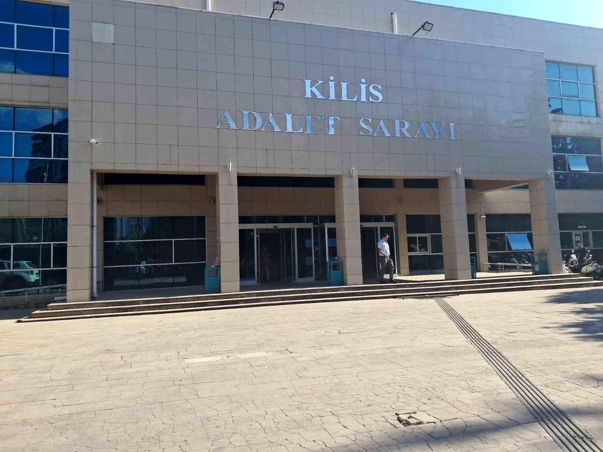 Kilis Adliyesi önünde bekleyen avukatlar ve vatandaşlar