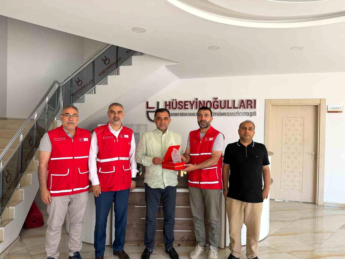 Türk Kızılay Mardin Şube Başkanı Abdülmelik Şahin'in iş insanı Veysi Duyan'a ödül takdim ettiği an
