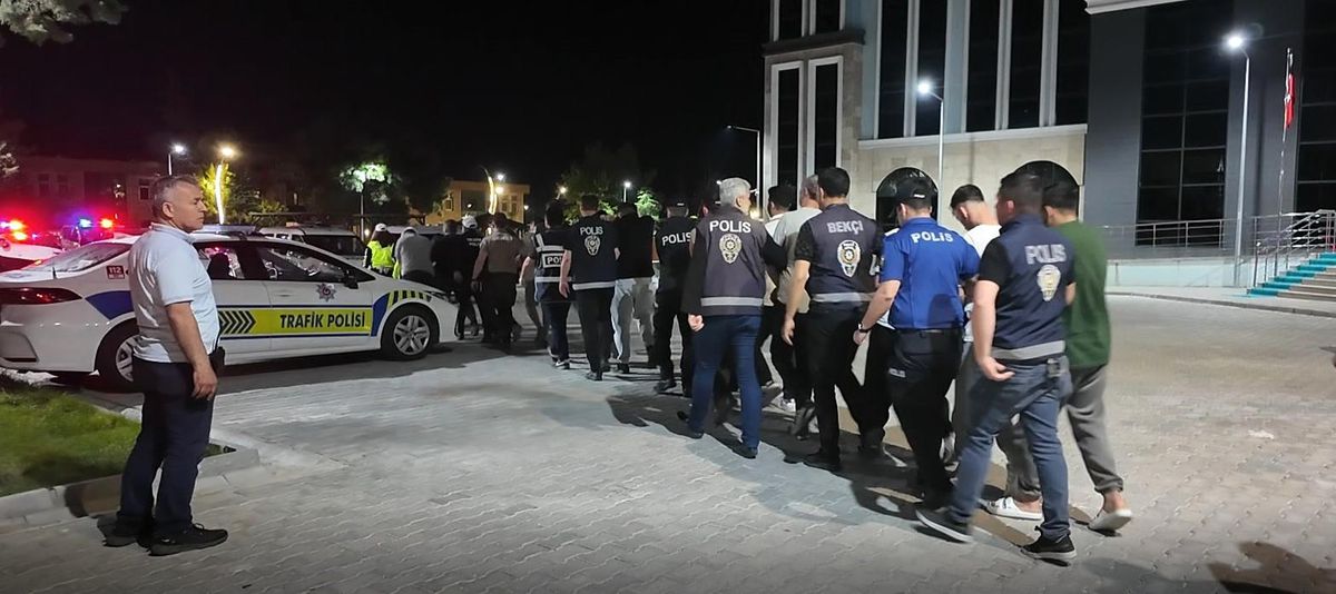Kütahya'da uyuşturucu operasyonu kapsamında gözaltına alınan şüpheliler adliyeye sevk ediliyor.
