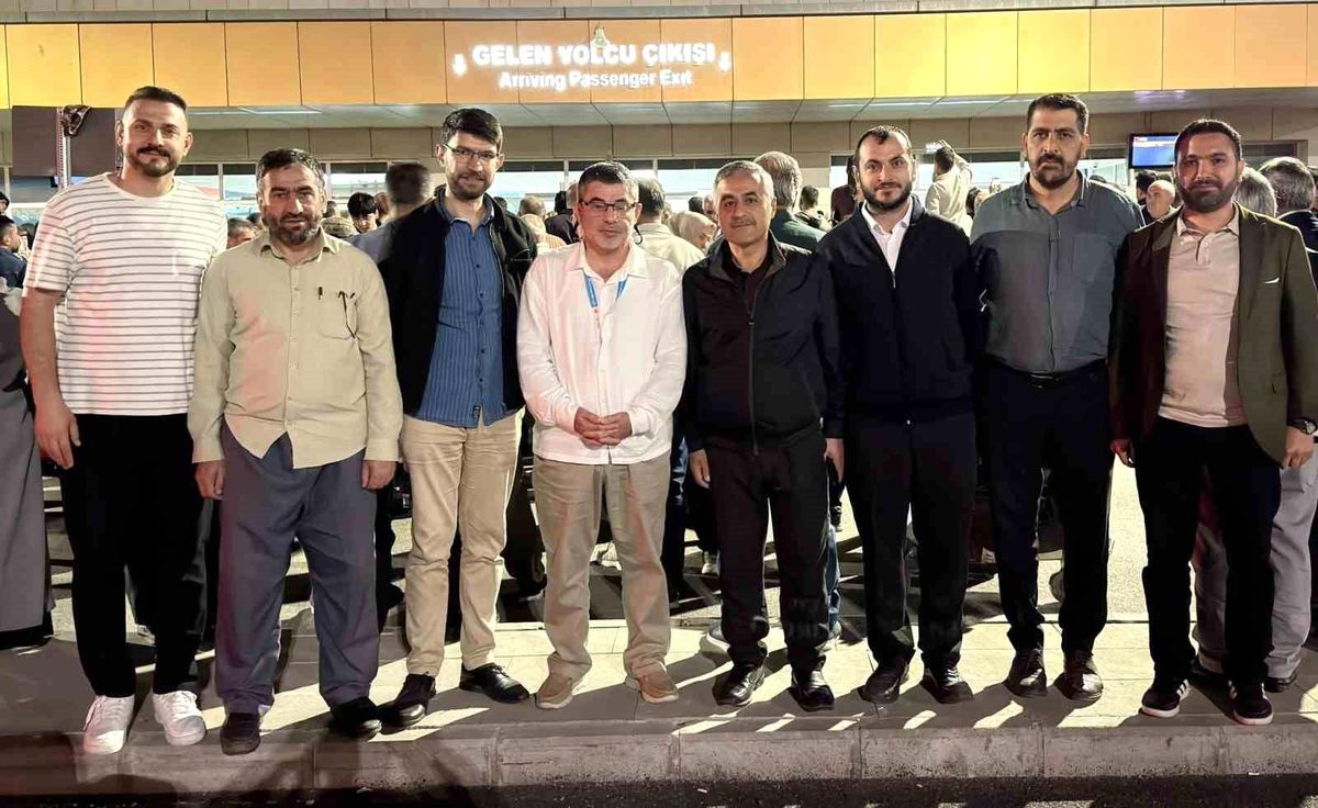 Kutsal topraklardan dönen hacılar Van'da coşkuyla karşılandı