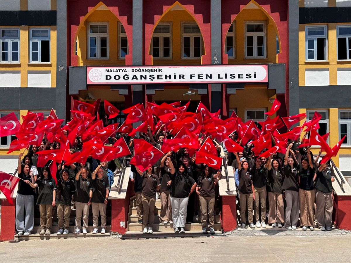 Malatya'da Doğanşehir Fen Lisesi'nden A Milli Futbol Takımı'na destek
