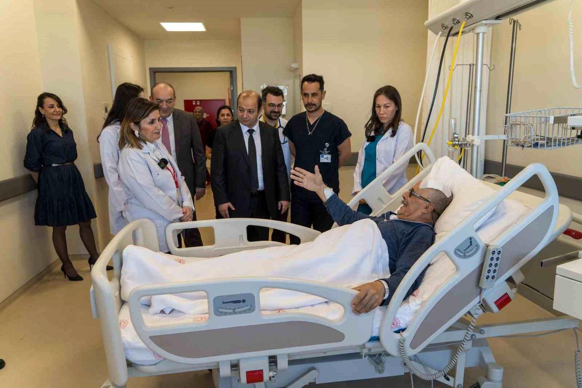 Manisa'da beyin pili ile Parkinson hastası yeniden yürümeye başladı