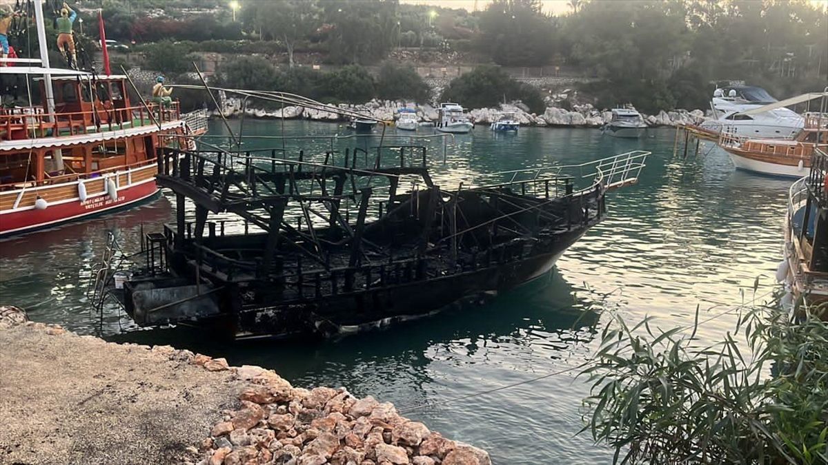Mersin'de çıkan yangında 6 tekne kullanılamaz hale geldi
