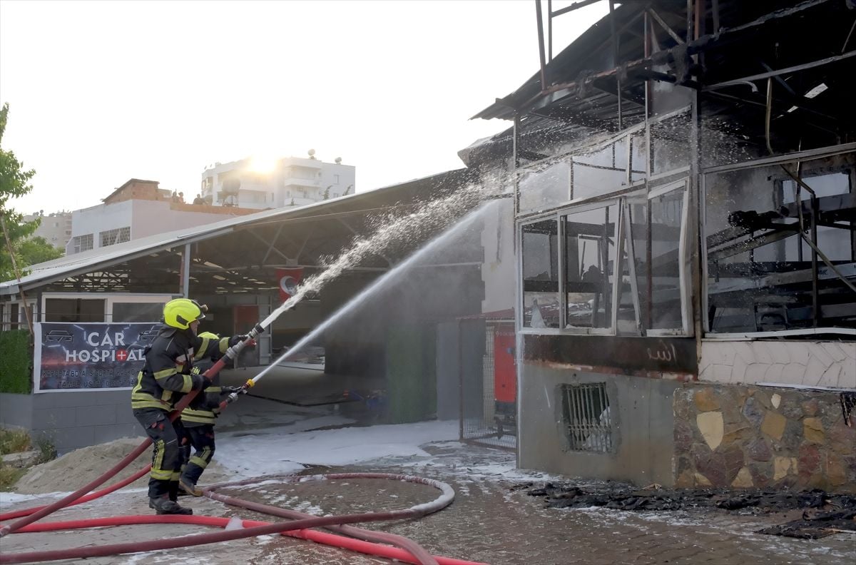 Mersin'de unlu mamul fabrikasında çıkan yangın sonrası dumanların yükseldiği görüntü.