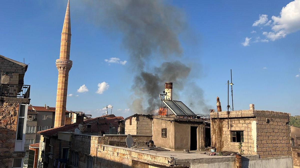 Nevşehir'de 3 katlı bir binanın çatısında çıkan yangına itfaiye ekipleri müdahale ediyor.