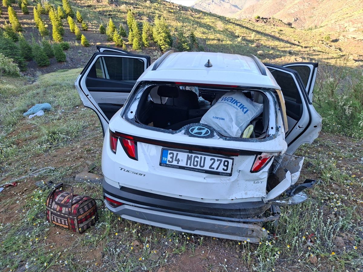 Niğde'de şarampole devrilen araçtaki 5 kişi yaralandı