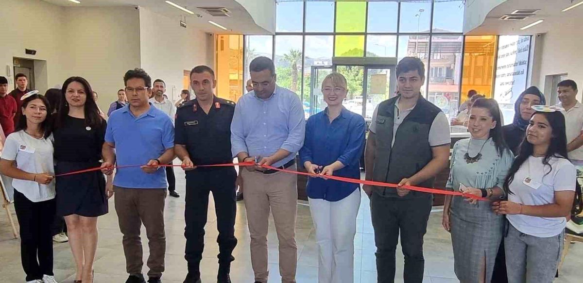Öğrencilerden muhteşem sergi ve tiyatro gösterisi