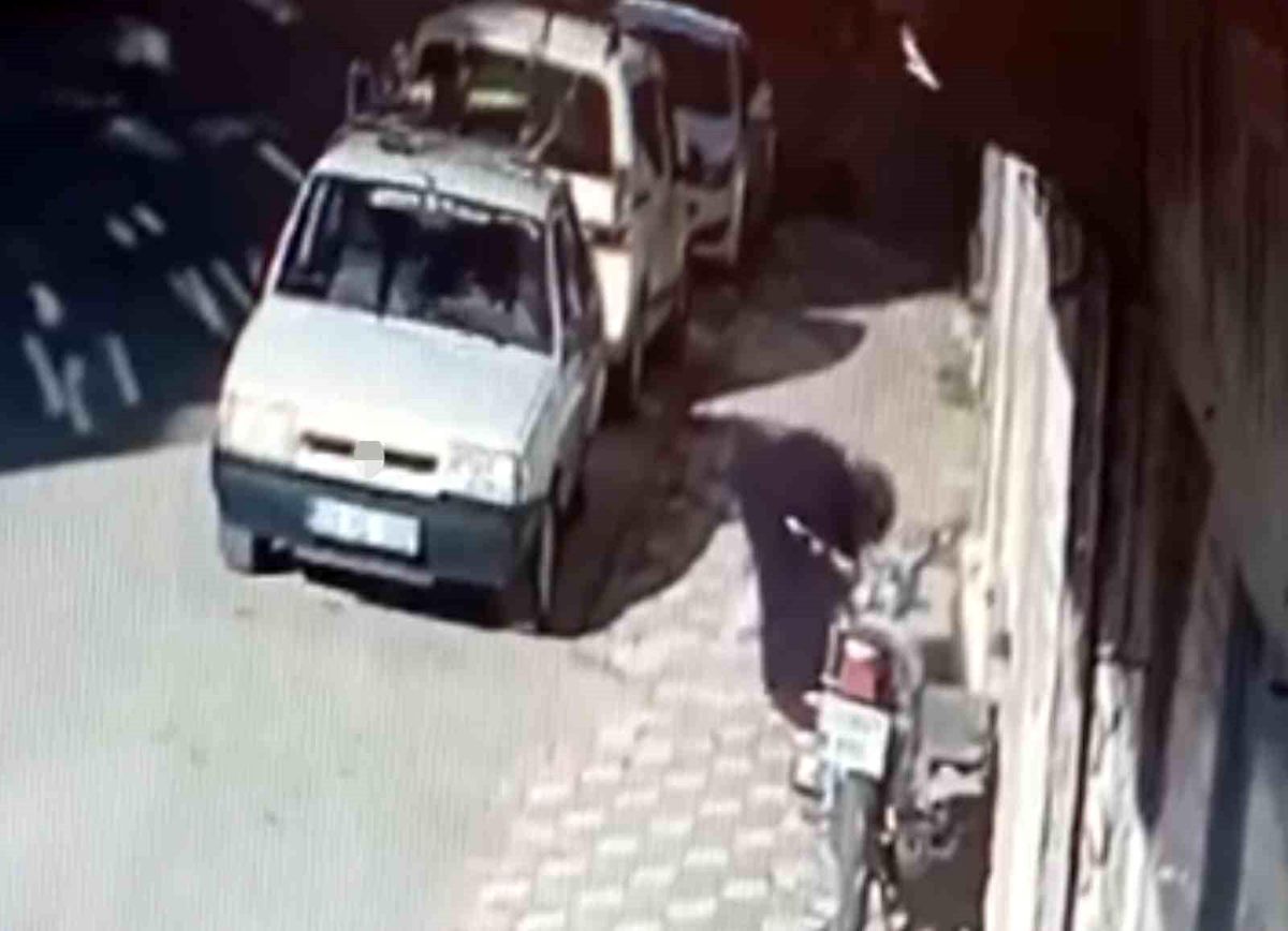 Elazığ'da bir kadının yere düşen parayı aldığı anı gösteren güvenlik kamerası görüntüsü.