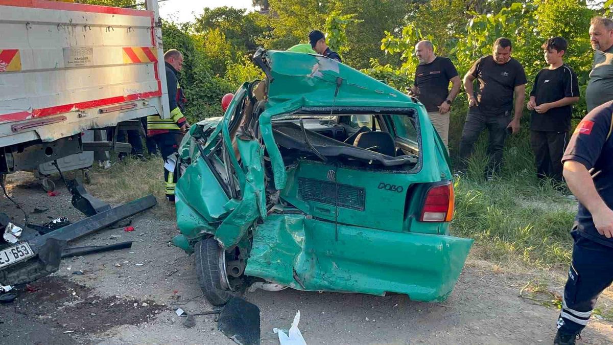 Ordu'da minibüs park halindeki araçlara çarptı: 3 yaralı