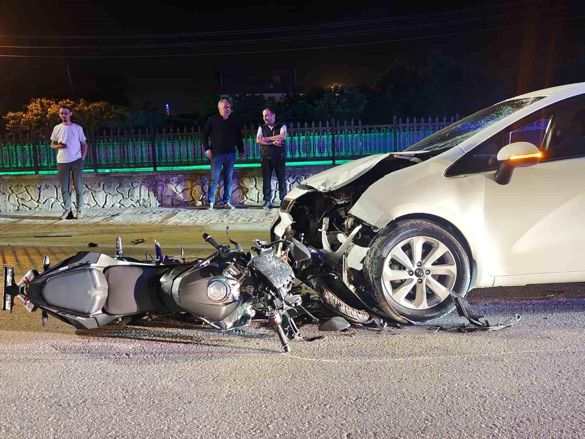 Otomobil ile kafa kafaya çarpışan motosiklet sürücüsü yarala