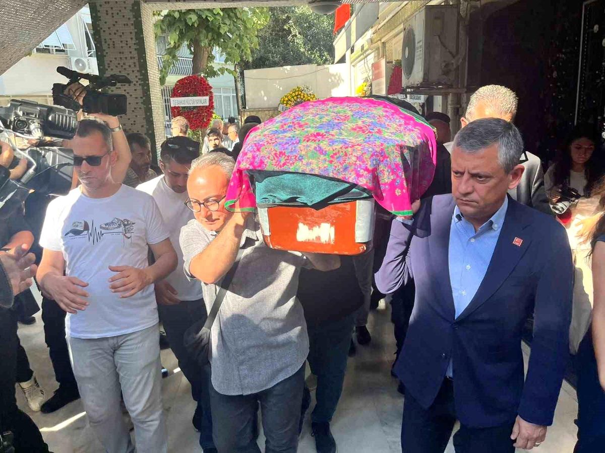 CHP Grup Başkanı Özgür Özel cenaze töreninde taziyede bulunuyor.
