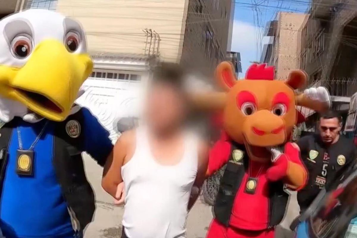 Peru Polisi Dünya Kupası Maskotu Kılığına Girerek Uyuşturucu Kaçakçısını Yakaladı