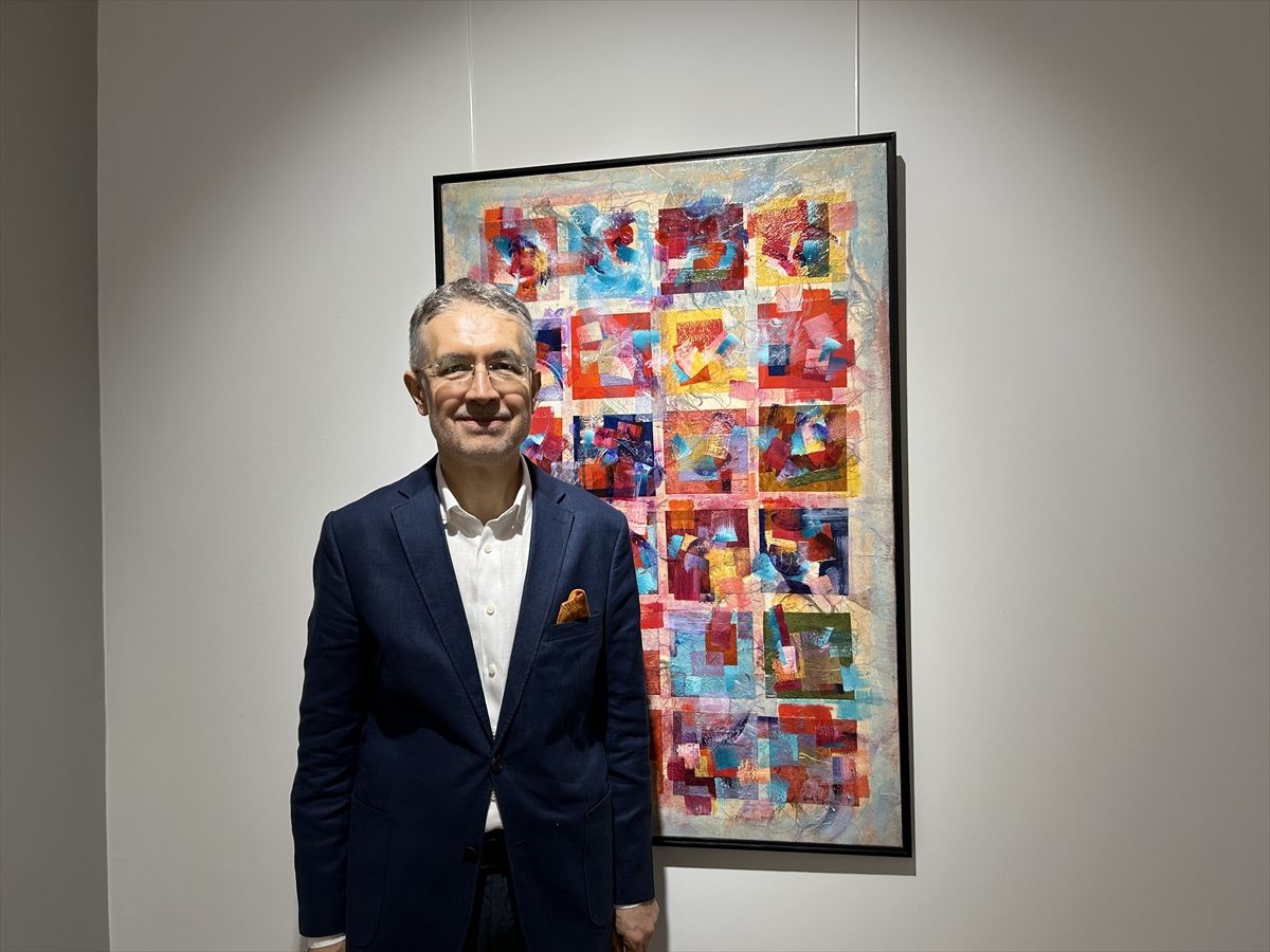Ressam Cemal Toy'un 'Su, Kağıt, Boya' sergisinden bir kesit