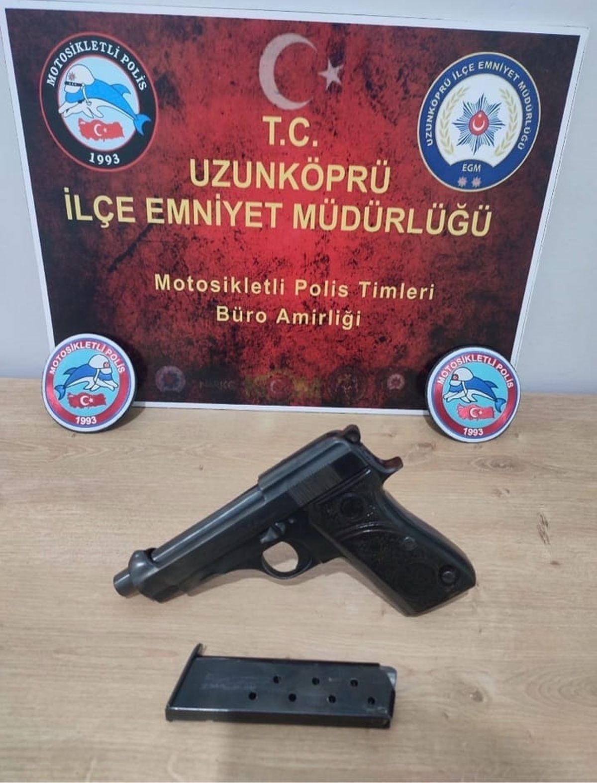 Ruhsatsız tabancayla yakalanan ehliyetsiz sürücüye 240 bin l