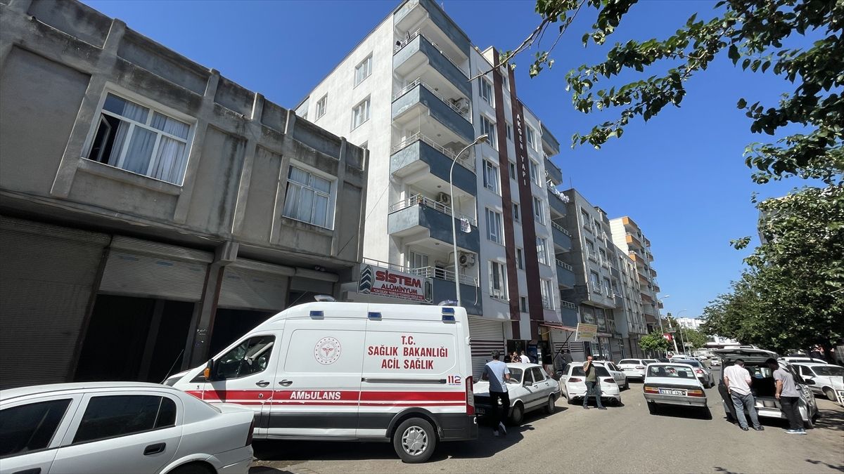 Şanlıurfa'da bir evde baba yaralı, oğlu ölü bulundu